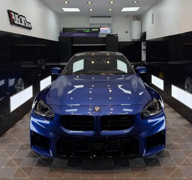 BMW M2 azul protegido con PPF Kryptonite en el taller