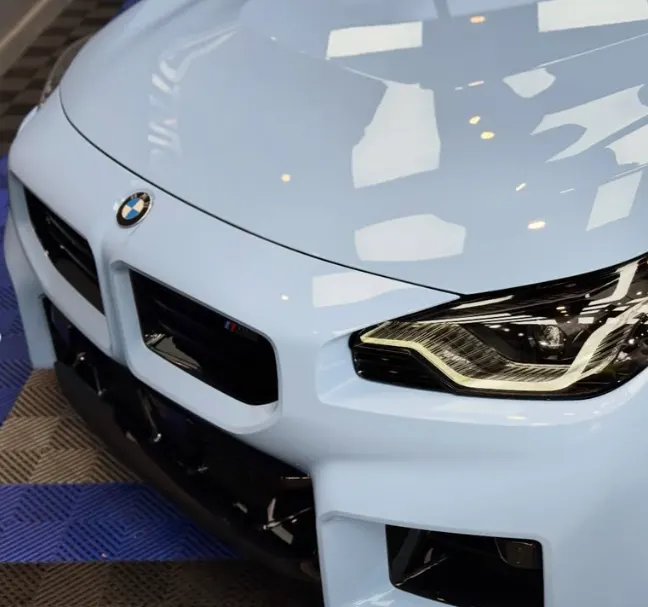 Frente de un BMW celeste protegido con PPF Kryptonite